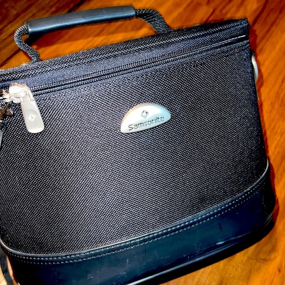 Other - CONVENIENT SAMSONITE BAG W Handle and mirror